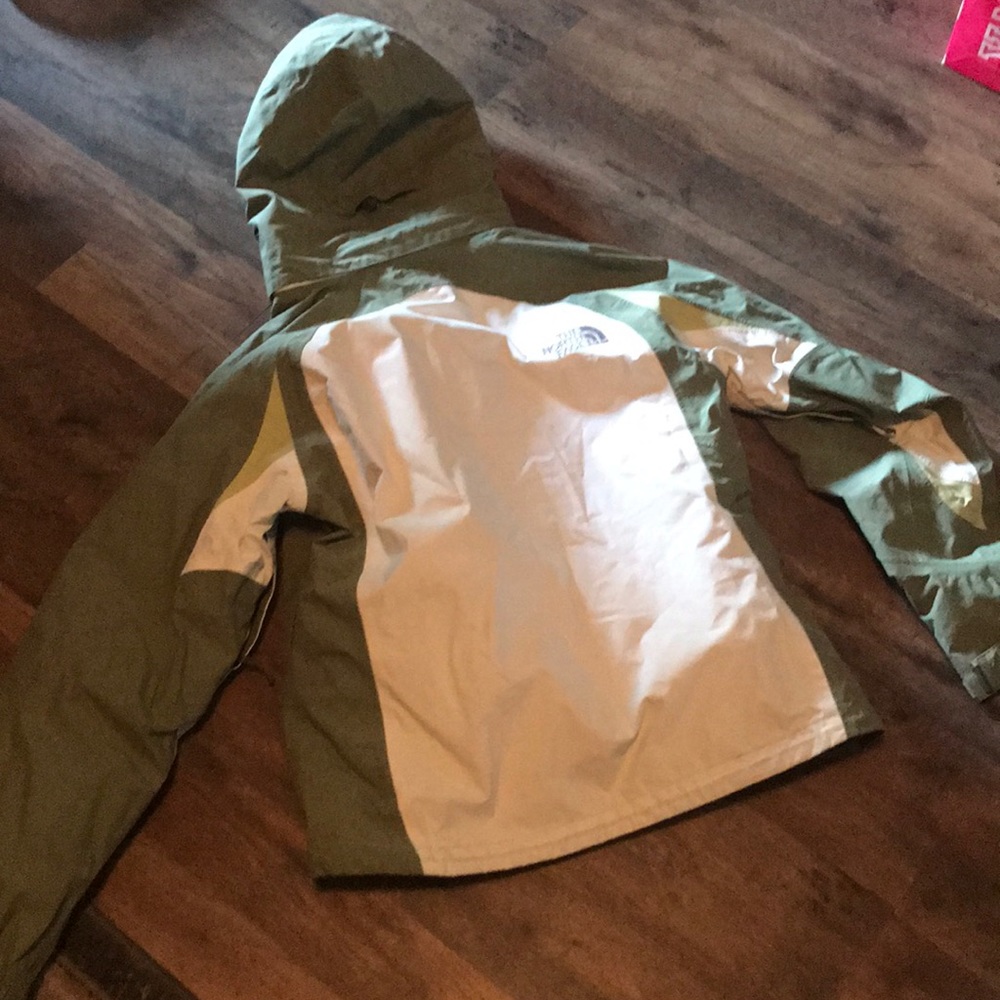 Northface Hyvent Rain/Wind Jacket. Medium - image 8